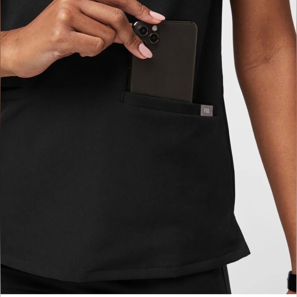 Figs casma medium 3 pocket scrubtop in color black